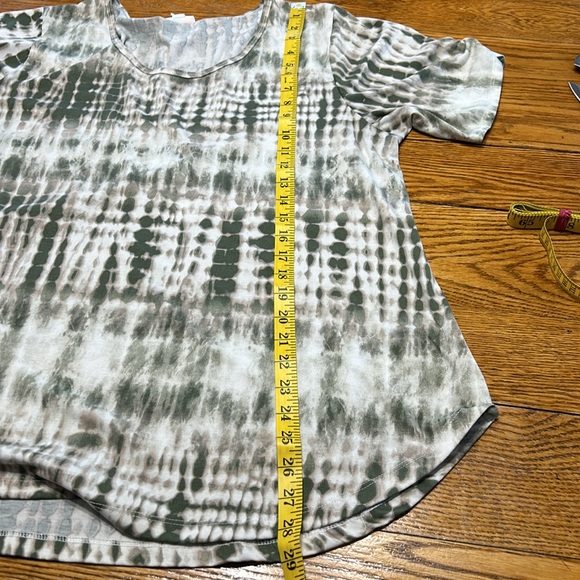 LulaRoe short sleeve tie dye top. Size 2XL.  Cream, tan and cream. - Picture 6 of 9